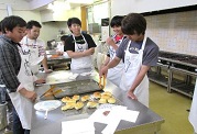 7月2日 パン作り 埼玉県農業大学校生との交流会(富良野チーズ工房)の写真